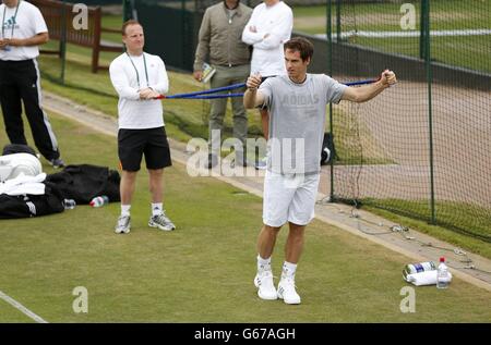 Andy Murray, en Grande-Bretagne, s'étire lors d'une séance d'entraînement le huitième jour des championnats de Wimbledon au All England Lawn tennis and Croquet Club, Wimbledon. Banque D'Images