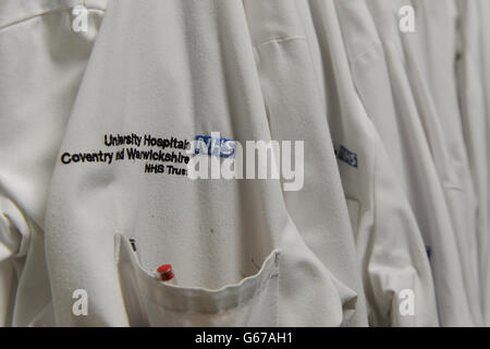 Vue générale des blouses de laboratoire suspendues au laboratoire de sciences biomédicales de l'hôpital universitaire de Coventry. Des recherches menées par le professeur Dimitris Grammatopolous, professeur de médecine moléculaire et consultant en biochimie clinique et en diagnostic moléculaire dans les hôpitaux universitaires de Coventry et de Warwickshire ont prouvé qu'une variation génétique peut conduire les femmes à devenir jusqu'à cinq fois plus susceptibles de souffrir de dépression post-natale. Banque D'Images