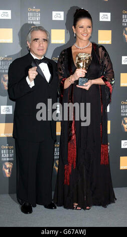 Le réalisateur Martin Scorsese et Catherine Zeta Jones lui ont remis le prix de la meilleure actrice de soutien, lors des Orange British Academy film Awards (BAFTA) à l'Odeon de Leicester Square, Londres. Catherine porte Valentino. Banque D'Images