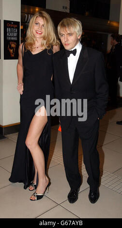 Nick Rhodes et sa petite amie Meredith Ostrum arrivent pour les Orange British Academy film Awards (BAFTA), à l'Odéon de Leicester Square, Londres. Banque D'Images