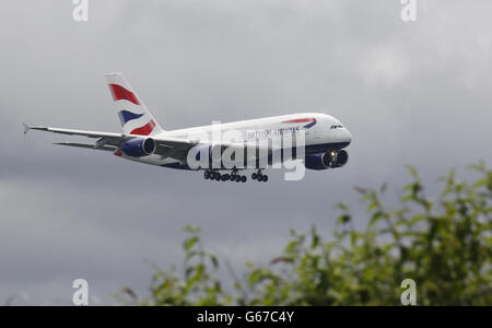 British Airways a assuré la liaison avec Airbus A380, le plus grand avion passager au monde, arrivant à l'aéroport d'Heathrow car BA est devenue la première compagnie aérienne britannique à prendre livraison de l'énorme superjumbo. Banque D'Images