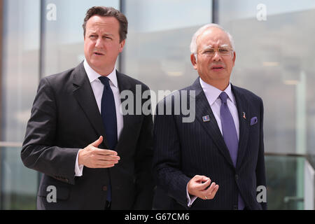 Le Premier ministre David Cameron tient une réunion bilatérale avec Najib Razak (à droite), le Premier ministre de Malaisie, à la centrale électrique de Battersea à Londres. Cameron a déclaré qu'il était « à propos du temps » lorsqu'il a salué le début d'un réaménagement de la centrale électrique de Battersea de 8 milliards d'euros. Banque D'Images