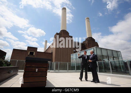 Le Premier ministre David Cameron tient une réunion bilatérale avec Najib Razak (à droite), le Premier ministre de Malaisie, à la centrale électrique de Battersea à Londres. Cameron a déclaré qu'il était « à propos du temps » lorsqu'il a salué le début d'un réaménagement de la centrale électrique de Battersea de 8 milliards d'euros. Banque D'Images