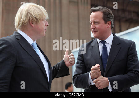 Le Premier ministre David Cameron s'entretient avec Boris Johnson (à gauche), maire de Londres, à la Battersea Power Station de Londres. Cameron a déclaré qu'il était « à propos du temps » lorsqu'il a salué le début d'un réaménagement de la centrale électrique de Battersea de 8 milliards d'euros. Banque D'Images