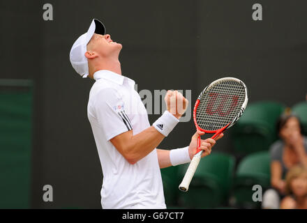 Kyle Edmund, en Grande-Bretagne, célèbre la défaite de Stefan Kozlov, aux États-Unis, lors de son match des célibataires pour garçons au cours du dixième jour des championnats de Wimbledon au All England Lawn tennis and Croquet Club, Wimbledon. Banque D'Images