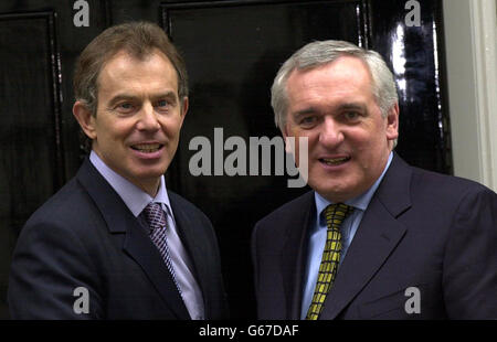 Le Premier ministre britannique Tony Blair (à gauche) rencontre le Premier ministre irlandais Bertie Ahern au 10 Downing Street, Londres. Banque D'Images