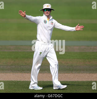 Cricket - International Tour Match - quatrième jour - Worcestershire / Australie - New Road.Le capitaine australien Michael Clarke dirige ses joueurs au cours du quatrième jour du match international du Tour à New Road à Worcester. Banque D'Images