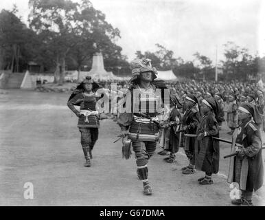 Japonais dans le costume des anciens guerriers Shimatsu qui ont défilé devant le prince de Galles. Banque D'Images