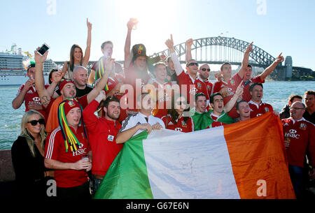 Fans de Lions autour de Circular Quay avant le deuxième match d'essai au stade ANZ, Sydney, Australie. Banque D'Images