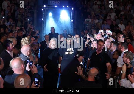 Tony Thompson entre dans le ring avant son match de rempart de Heavyweight contre David Price de Liverpool à l'Echo Arena, Liverpool. Banque D'Images