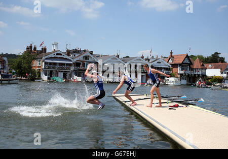 Aviron - 2013 Henley Royal Regatta - 5e jour - Henley-on-Thames.Imperial College London Une fête après leur victoire finale au cours de la cinquième journée de la régate royale Henley, Henley on Thames. Banque D'Images