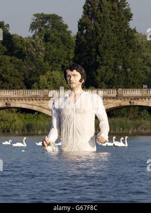 Une statue du héros romantique de Jane Austen, M. Darcy, dans le Serpentine de Hyde Park à Londres, pour célébrer le lancement de la nouvelle chaîne gratuite de UKTV, 'rama'. Banque D'Images