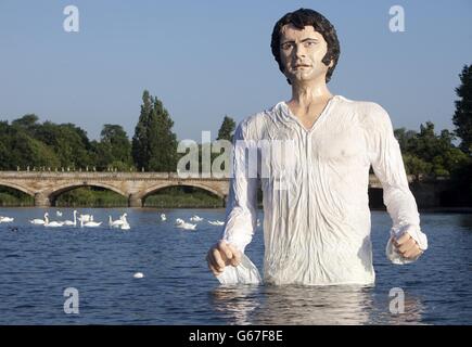 Une statue du héros romantique de Jane Austen, M. Darcy, dans le Serpentine de Hyde Park à Londres, pour célébrer le lancement de la nouvelle chaîne gratuite de UKTV, 'rama'. Banque D'Images