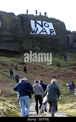 Les membres du groupe Ilkley Peace Group, près de Leeds, reçoivent leur message anti-guerre à travers des milliers de visiteurs dans la région de Wharfedale, après avoir suspendu une bannière anti-guerre géante des célèbres rochers de Cow et Calf sur Ilkley Moor. Banque D'Images