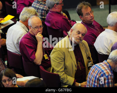 L'évêque de Bradford Nicholas Baines (à gauche) et l'évêque de Londres le Dr Richard Chartres écoutent les discussions sur les femmes dans l'épiscopat au Synode général de l'Université de York. Banque D'Images