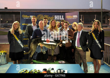 Greyhound Racing - William Hill Derby - Quarter finals - Wimbledon Stadium.Bittles Bar et connexions après avoir remporté la finale du 4e trimestre du William Hill Greyhound Derby Banque D'Images