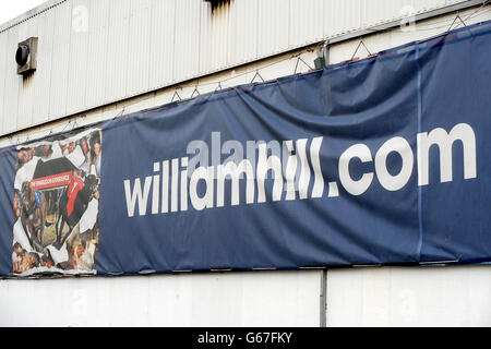 Vue sur la bannière William Hill à l'extérieur du stade de Wimbledon Banque D'Images