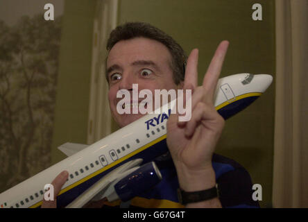 Le directeur général de Ryanair, Michael O'Leary, semble satisfait des résultats provisoires de sa compagnie aérienne annoncés dans le centre de Londres. Au cours de la période allant jusqu'à la fin du mois de décembre dernier, le transporteur irlandais a enregistré ses totaux de trafic passagers les plus élevés et sa croissance des bénéfices. Banque D'Images