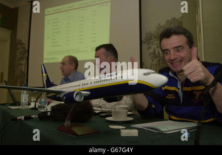 Michael O'Leary (à droite), directeur général de Ryanair, semble satisfait des résultats provisoires de sa compagnie aérienne annoncés dans le centre de Londres. Au cours de la période allant jusqu'à la fin du mois de décembre dernier, le transporteur irlandais a enregistré ses totaux de trafic passagers les plus élevés et sa croissance des bénéfices. Banque D'Images