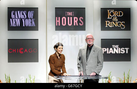 L'actrice Marisa Tomei et le président de l'Académie des arts de la scène et des sciences Frank Pierson annoncent les nominations « meilleure image » pour les 75e Academy Awards au théâtre Samuel Goldwyn, Los Angeles, Californie. * les nominés sont : Chicago, les gangs de New York, les heures, le Seigneur des anneaux, et le pianiste. Voir l'histoire de PA SHOWBIZ Oscars. Photo PA Jill Connelly. Banque D'Images