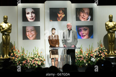 L'actrice Marisa Tomei et le président de l'Académie des arts de la scène et des sciences Frank Pierson annoncent les nominations de « meilleure actrice de soutien » pour les 75e Academy Awards au théâtre Samuel Goldwyn, Los Angeles, Californie.* les nominés sont : Kathy Bates dans 'About Schmidt', Julianne Moore dans les heures, la reine Latifah dans 'Chicago', Meryl Streep dans 'adaptation' et Catherine Zeta-hones dans 'Chicago'. Banque D'Images