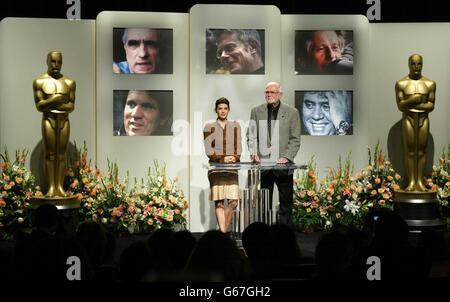 Marisa Tomei (à gauche), actrice lauréate du prix Academy et Frank Pierson, président de l'Academy of Motion Picture Arts and Sciences, annoncent les nominés pour le meilleur directeur lors du 75e prix annuel de l'Academy à Beverly Hills, en Californie.*..les nominés sont: Rob Marshall pour 'Chicago', Martin Scorsese pour 'gangs de New York', Stephen Daldry pour 'The Hourss', Roman Polanski pour 'The Pianist' et Pedro Almodovar pour 'Talk to Her'. Banque D'Images