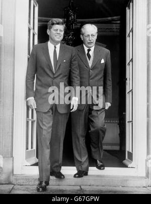 Le premier ministre Harold Macmillan (à droite) et le président américain John F Kennedy après avoir rompu leurs entretiens informels à Birch Grove, la maison du premier ministre à Sussex, pour rencontrer des photographes. Banque D'Images