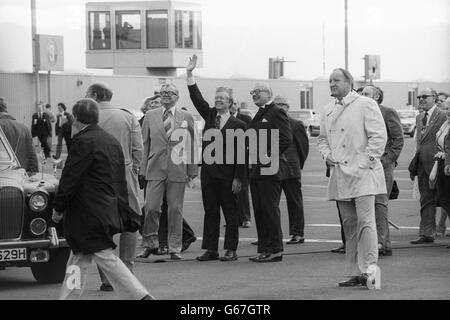 Le président américain Jimmy carter, en Grande-Bretagne lors de son premier voyage à l'étranger depuis son arrivée au poste de président des États-Unis, se déferle devant de la foule à l'aéroport de Newcastle. Il doit rencontrer le PM James Callaghan (au centre, à droite) avant une visite du Nord-est. 06/05/1977 Banque D'Images