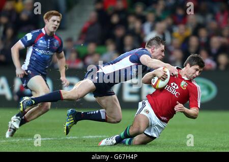 Rugby Union - circuit Lions britannique et irlandais 2013 - rebelles de Melbourne contre Lions britannique et irlandais - AAMI Park.Ben Youngs, le Lions britannique et irlandais, a fait un essai avant Jason Woodward, le rebelle de Melbourne Banque D'Images