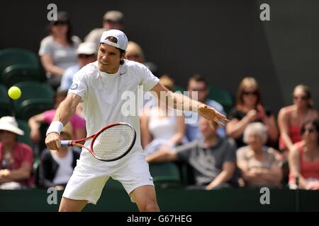 Tennis - Championnats de Wimbledon 2013 - deuxième jour - le club de tennis et de croquet de pelouse de toute l'Angleterre.Tommy Haas en Allemagne en action contre Dmitry Tursunov en Russie Banque D'Images