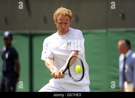 Tennis - Championnats de Wimbledon 2013 - deuxième jour - le club de tennis et de croquet de pelouse de toute l'Angleterre.Dmitry Tursunov en Russie en action contre Tommy Haas en Allemagne Banque D'Images