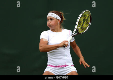 Tennis - Championnats de Wimbledon 2013 - première journée - le club de tennis et de croquet de pelouse de toute l'Angleterre.Yulia Putintseva au Kazakhstan en action contre Kirsten Flipkens en Belgique Banque D'Images
