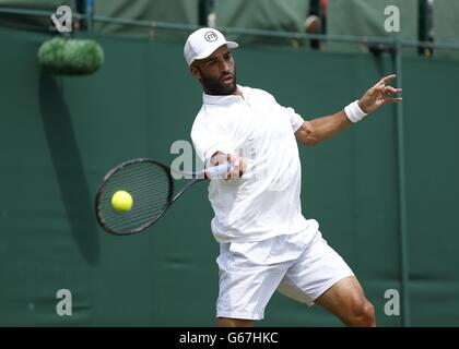 James Blake aux États-Unis en action contre Bernard Tomic en Australie au cours du quatrième jour des championnats de Wimbledon au All England Lawn tennis and Croquet Club, Wimbledon. Banque D'Images