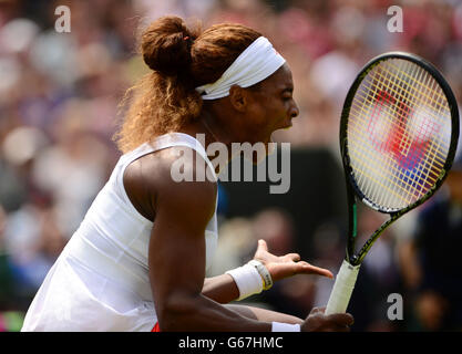 Serena Williams aux États-Unis célèbre la défaite de Caroline Garcia en France lors du quatrième jour des championnats de Wimbledon au All England Lawn tennis and Croquet Club, Wimbledon. Banque D'Images