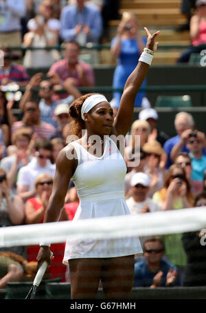 Serena Williams aux États-Unis célèbre la défaite de Caroline Garcia en France lors du quatrième jour des championnats de Wimbledon au All England Lawn tennis and Croquet Club, Wimbledon. Banque D'Images