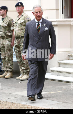 Le Prince de Galles arrive à présenter des médailles de service opérationnel aux militaires des Royal Dragoon Guards à Clarence House, Londres. Banque D'Images