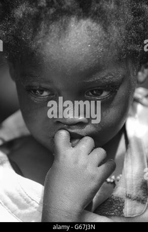 Une jeune fille attend d'être vue par un médecin à l'hôpital Mbour, Sénégal. APPUYEZ SUR ASSOCIATION photo. Date de la photo: Mercredi 26 juin 2013. Le crédit photo devrait se lire comme suit : Joe Giddens/PA Wire Banque D'Images