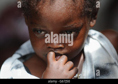 Une jeune fille attend d'être vue par un médecin à l'hôpital Mbour, Sénégal. APPUYEZ SUR ASSOCIATION photo. Date de la photo: Mercredi 26 juin 2013. Le crédit photo devrait se lire comme suit : Joe Giddens/PA Wire Banque D'Images