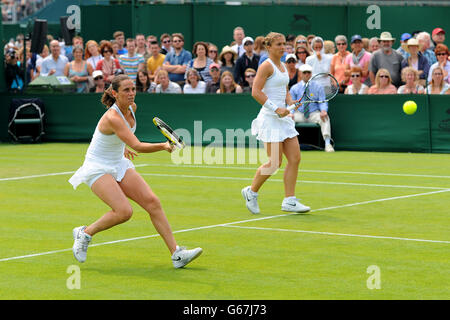 Tennis - Championnats de Wimbledon 2013 - troisième jour - le club de tennis et de croquet de pelouse de toute l'Angleterre.Roberta Vinci en Italie (à gauche) et Sara Errani lors de leur double match des dames contre Anne Keothavong et Johanna Konta en Grande-Bretagne Banque D'Images