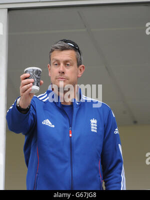 Ashley Giles, l'entraîneur d'Angleterre, vérifie la pluie lors du match de NatWest International Twenty20 au Kia Oval, Londres. Banque D'Images