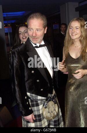 Le réalisateur Peter Mullan avec les actrices Anne Marie Duff (à gauche) et Dorothy Duffy arrive pour la première britannique des sœurs de la Madeleine de Mullan à l'UGC Glasgow. * le film qui a reçu plusieurs nominations BAFTA, est basé sur les comptes réels des blanchisseries de Magdalene en Irlande en 1964. Banque D'Images