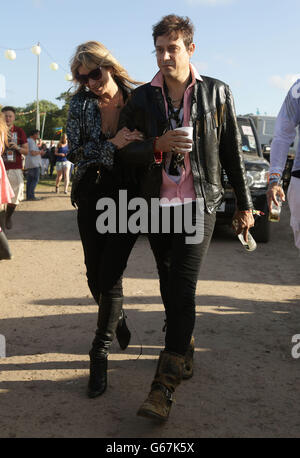 Kate Moss et son mari Jamie Hince, coulisses du festival Glastonbury, à la ferme digne de Somerset. Banque D'Images