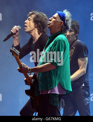 (De gauche à droite) Mick Jagger, Keith Richards et Ronnie Wood des Rolling Stones se produit sur la Pyramid Stage pendant le Glastonbury 2013 Festival of Contemporary Performing Arts à Pilton Farm, Somerset. Banque D'Images