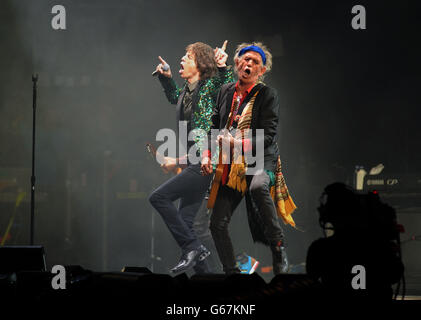 Mick Jagger (à gauche) et Keith Richards (à droite) des Rolling Stones se produit sur la Pyramid Stage pendant le Glastonbury 2013 Festival of Contemporary Performing Arts à Pilton Farm, Somerset. Banque D'Images