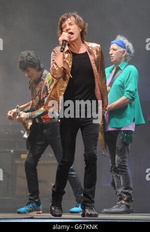 Mick Jagger (au centre), Keith Richards (à droite) et Ronnie Wood (à gauche), des Rolling Stones, se produit sur la Pyramide Stage pendant le Glastonbury 2013 Festival à Pilton Farm, Somerset. Banque D'Images