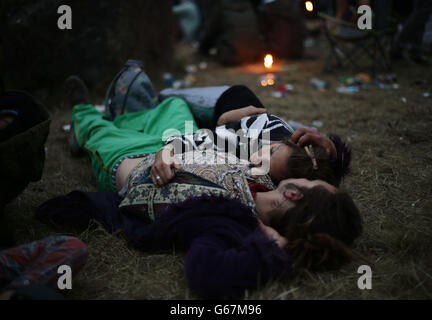 Festival-Goers à l'aube dans le cercle de pierres, le dernier jour du Glastonbury2013 Festival des arts de la scène contemporains à la ferme de la valeur, Somerset. Banque D'Images