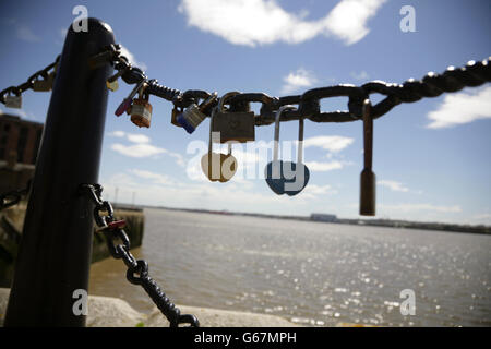 L'amour des verrous sur les garde-corps le long de la Mersey, Liverpool, Royaume-Uni. Banque D'Images