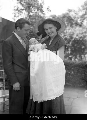 Michael John Attenborough, fils de cinq mois de l'acteur Richard Attenborough et de sa femme actrice Sheila SIM, ont joué une avance juvénile sur une scène domestique, en photo avec ses parents chez eux à Richmond Green, Surrey. Banque D'Images