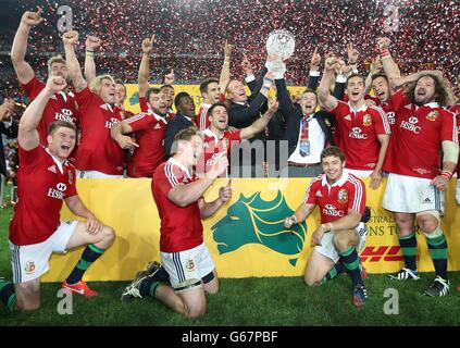 Rugby Union - 2013 British and Irish Lions Tour - troisième Test - Australie v British and Irish Lions - ANZ Stadium.Brian O'Driscoll (au centre à droite) et Paul O'Connell (au centre), Lions britanniques et irlandais, lèvent le trophée avec leurs coéquipiers Banque D'Images