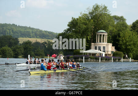 Aviron - 2013 Henley Royal Regatta - quatrième jour - Henley-on-Thames.Les tees et les clubs d'aviron d'Agecroft à proximité du bateau prennent le Club nautique de Molesey pendant le quatrième jour de la régate de Royal Henley, Henley sur la Tamise. Banque D'Images